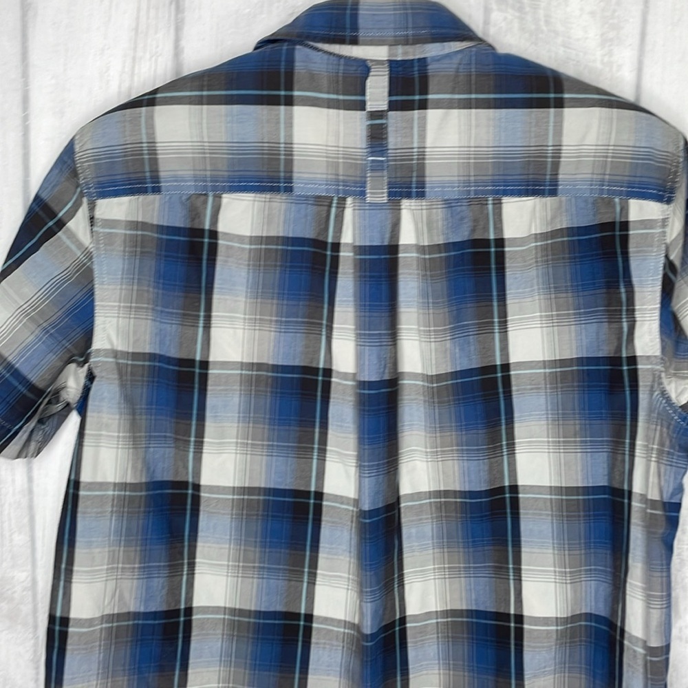 The North Face Plaid shirt.​​ - Picture 6 of 9